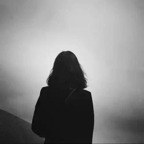 灰色头像伤感女生背影图片