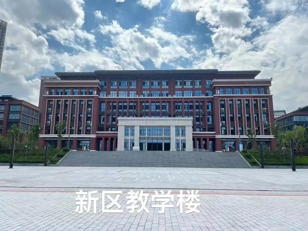 重庆三峡医药高等专科学校.学校很大,好看好玩的地方也非常多, - 抖音