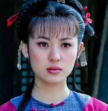 于是被挑选上,出演了《新还珠格格》里的"柳红",由此开启了她长达十余
