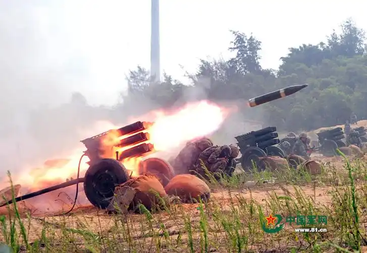 炮兵对海上目标实弹射击,炮弹发射瞬间【图】