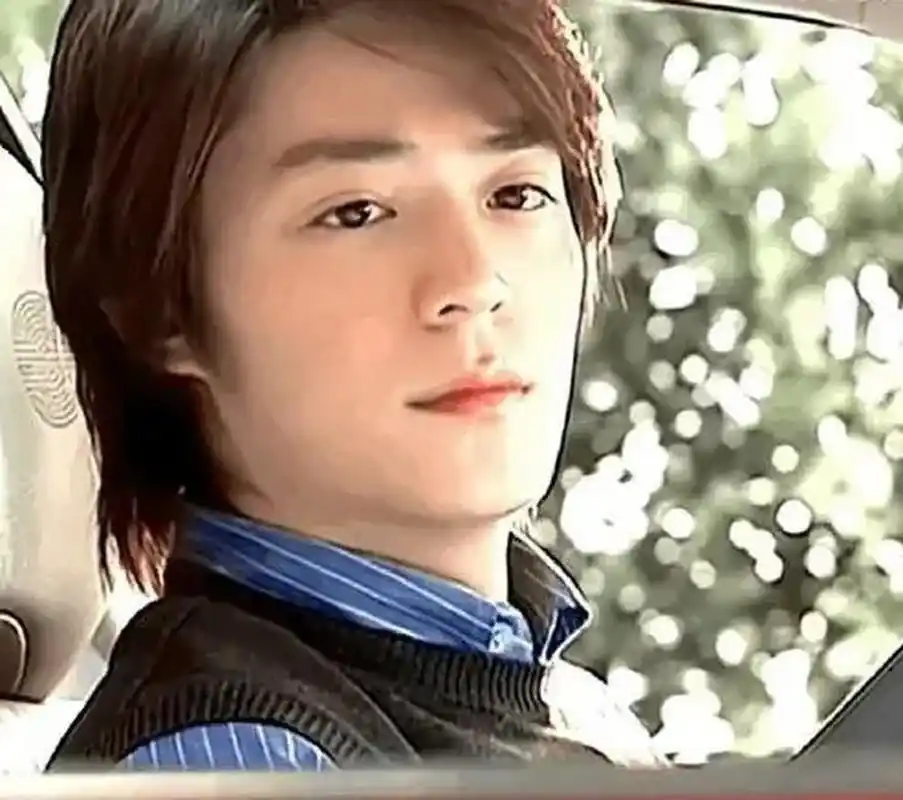 有网友说肖战这个镜头撞脸霍建华,你们觉得像吗?