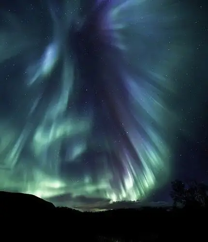 在南极称为南极光,在北极称为北极光. 极光多种多样,五彩缤540_628