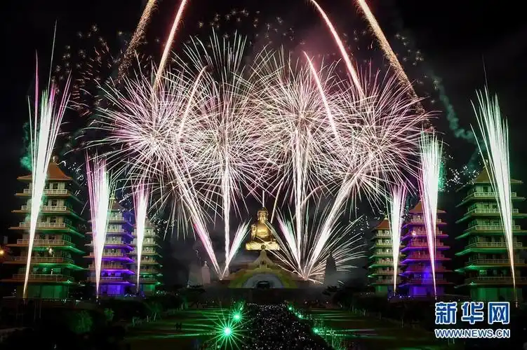组图:台湾佛光山春节平安灯会开幕