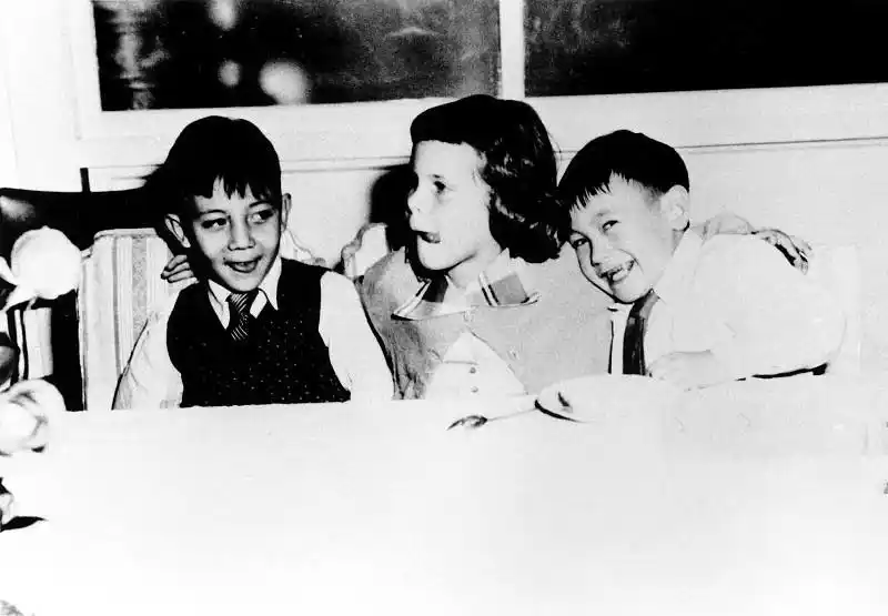 老照片中的民国豪门蒋经国和家人的私房照老小团聚画面温馨