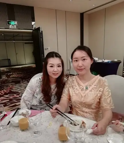 小美女姐妹合影