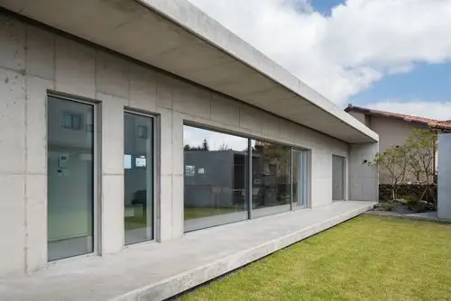 乡村清水混凝土别墅小院,素颜个性随着人们生活的不断提高,乡村建设不