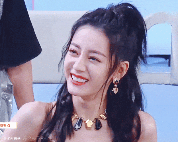 [消息]迪丽热巴丁程鑫舞台照公开 甜酷辣妹将氛围感直接拉满!