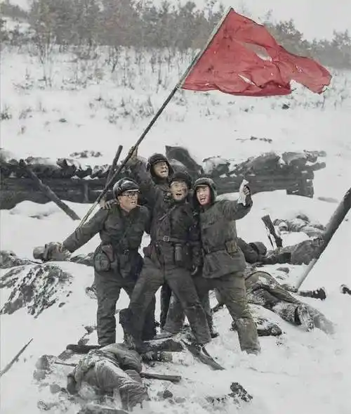 《跨过鸭绿江》剧照拍松骨峰战役时,很多演员头发,眉毛结成了冰,帽子