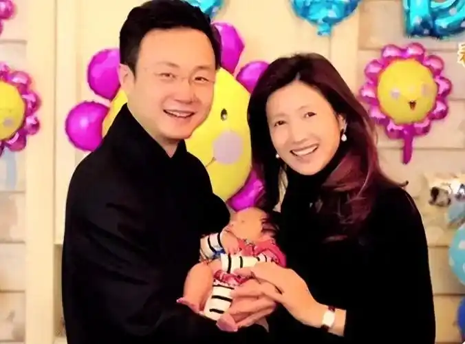 回顾和前夫丁克17年无儿女离婚后嫁央视主播刚强的春妮怎样了