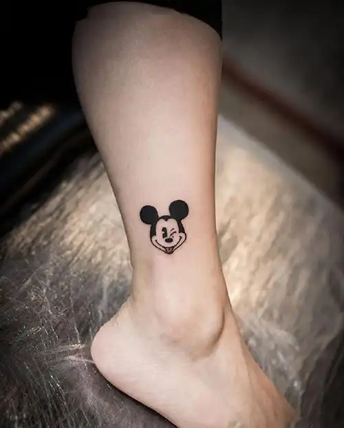 腿部卡通米老鼠纹身图案