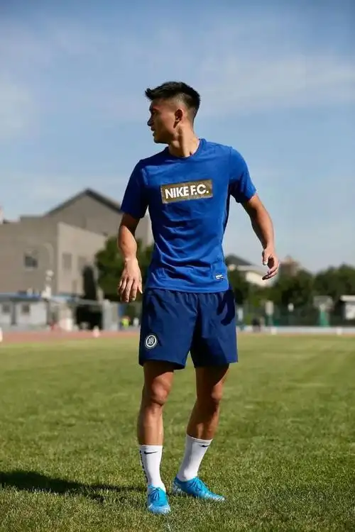 北大学霸足球体育生,肌肉长腿6块腹肌,这体能也太强了!_网易订阅