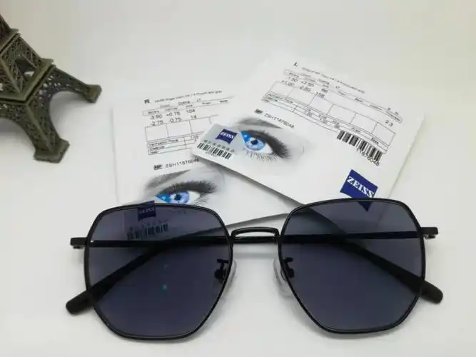 蔡司变色片,遇到紫外线镜片颜色迅速均匀加深,减弱眩光干扰[强][强]