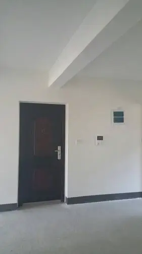 入户门上方有一根竖梁,砸掉不知道行不行,装修时要怎么化解,求大师