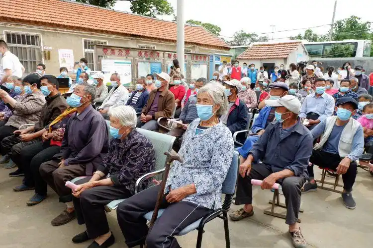 为留守老人送健康 "健康知识进农村活动"走进西海岸新区