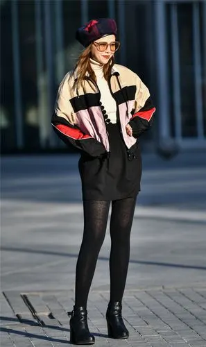 九个美女穿衣搭配,款款个性时尚,您喜欢哪款呢?