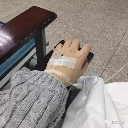 "失恋卖茶女"竟是抠脚大汉 1900人上当受骗