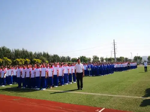 辽阳市一高中举行新学期升旗仪式