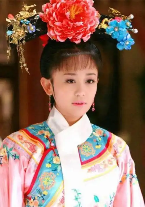 之后,《还珠格格》进行了翻拍,马伊俐演的紫薇,给人的感觉非常的端庄