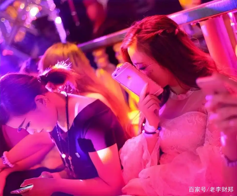 ktv的歪风该叫停了!拿"陪唱"当幌子,却进行"私下交易"