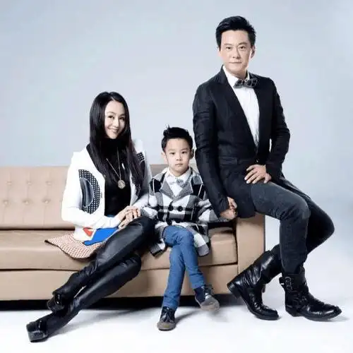 曹颖一家四口回老家, 夫妇牵手秀恩爱, 她打扮的比少女还时髦