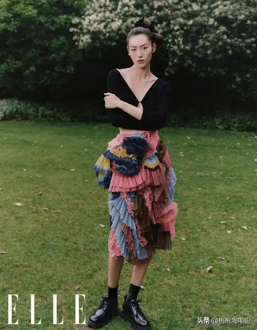 组图:国模刘雯雎晓雯何穗杂志大片 演绎夏日氛围感