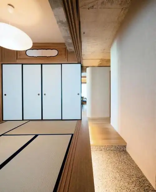 右边的墙面采用了米白色硅藻泥,触感粗糙却温暖,仿佛一幅质感丰富的