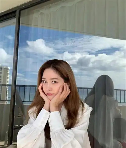 知名女星官宣怀上双胞胎,圈外老公阳光帅气,曾捐出全部婚礼预算