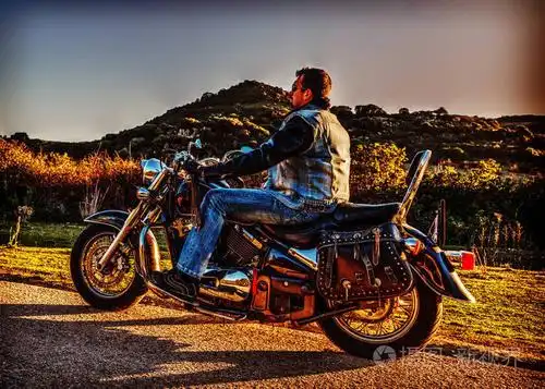 经典摩托车上的男士侧面视图