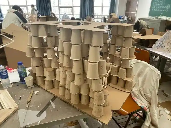 了许多被否定的草模以及无数money后最终选择了用纸杯层叠的方式搭建