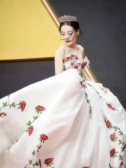 迪丽热巴一个动作,对面周柯宇好害羞,追星零距离心里暗爽了吧?