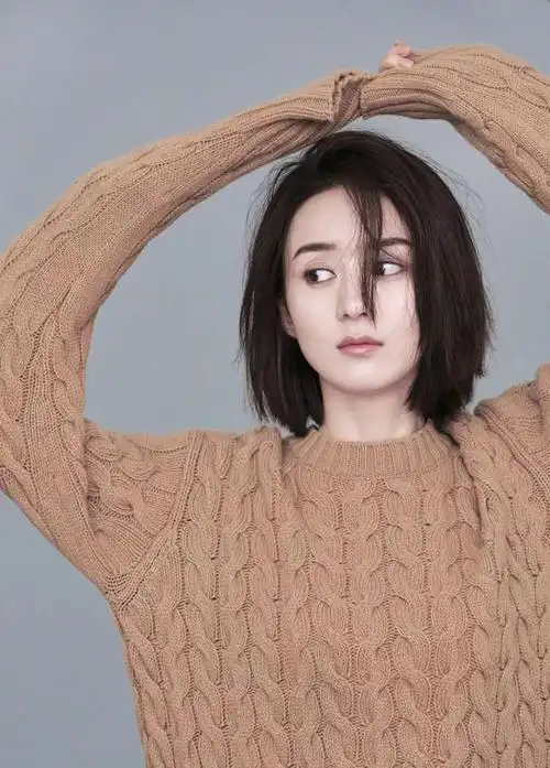 赵丽颖是圆脸代表,她之前选择的就是齐肩长度的短发,加上一定的曲度看