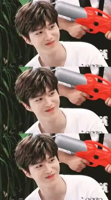 主要是锤娜丽莎长在丞丞笑点上了,看着范丞丞笑,莫名的嘴角上扬!