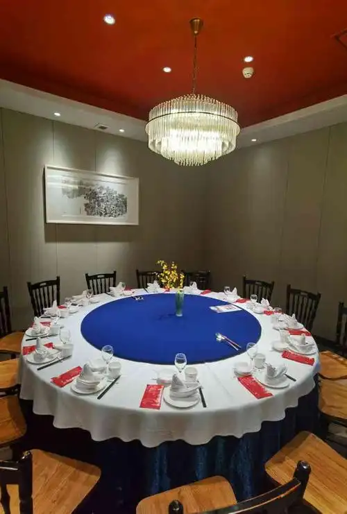 老字号了年底了要订个包厢挺不容易的五点去排了号