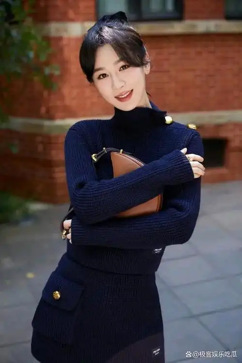杨紫最新动态,深蓝针织套装展现知性气质,深的粉丝喜爱
