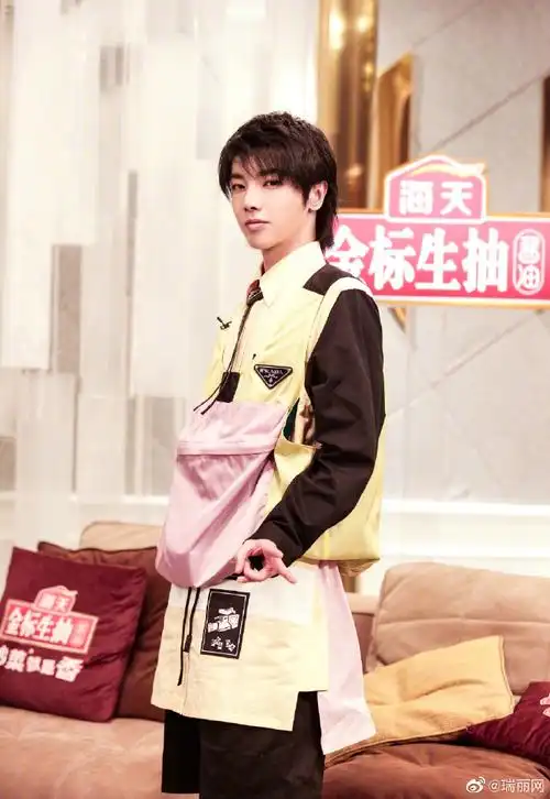 rayli星闻#【#华晨宇歌手#】本周五华晨宇超话身着prada2020春夏系列