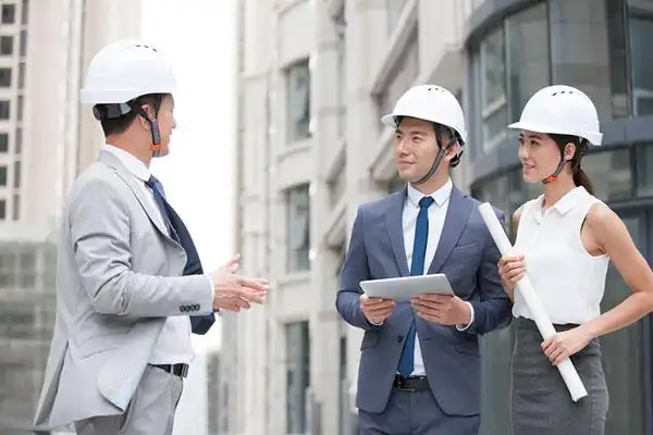 建筑设计师团队在户外讨论