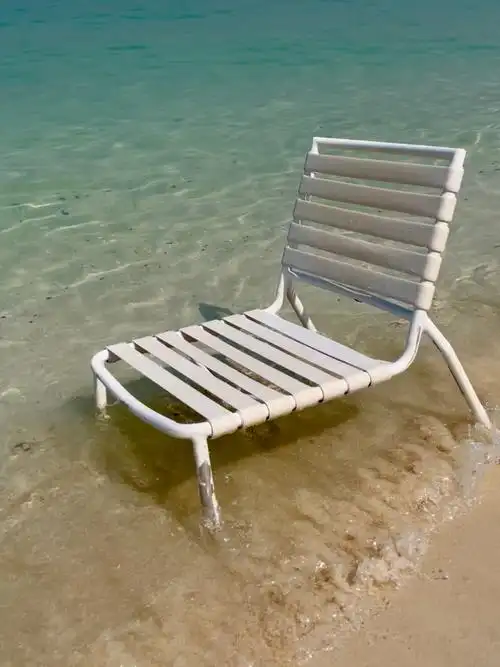 海滩上的沙滩椅躺这里舒服的晒太阳