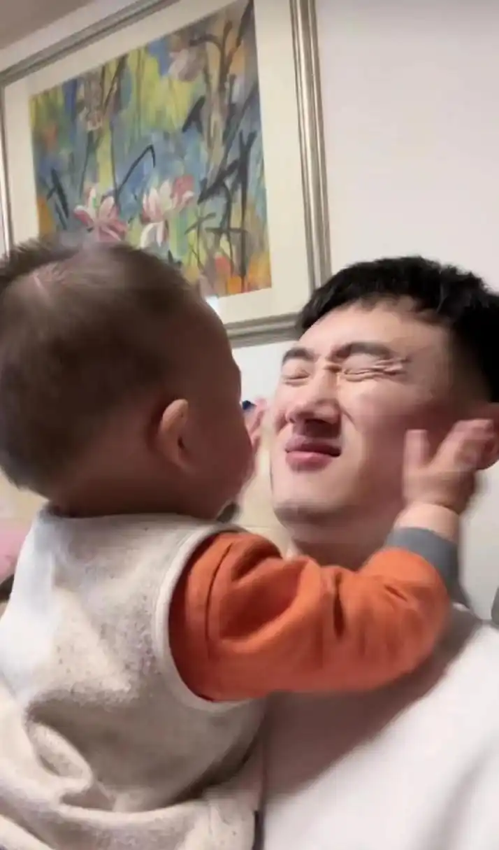 李春江的儿子李京龙已经失业,在家抱孩子呢?