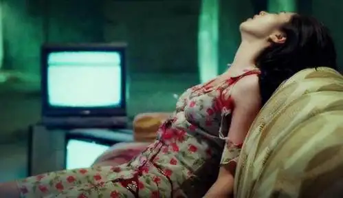 洪兴社龙头蒋天生带着女友方婷到荷兰阿姆斯特丹市度假,乌鸦趁机枪杀