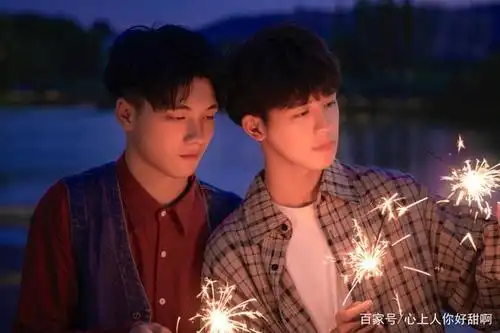 两个男生一起拍照是不是很温馨