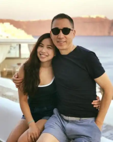 如今成婚26年晒幸福照,三个孩子都长大了_张坚庭