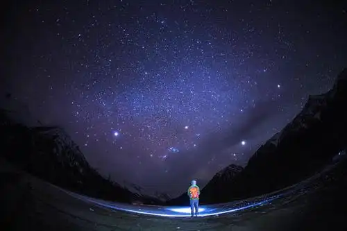 抬头仰望夜空最亮的星 爱护星空从他自己做起