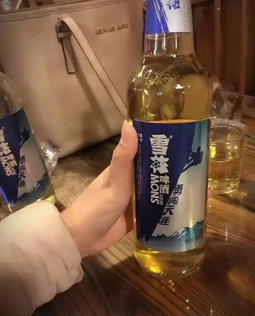 酒桌配文:不是你给谁一瓶雪花,谁都能陪你勇闯天涯