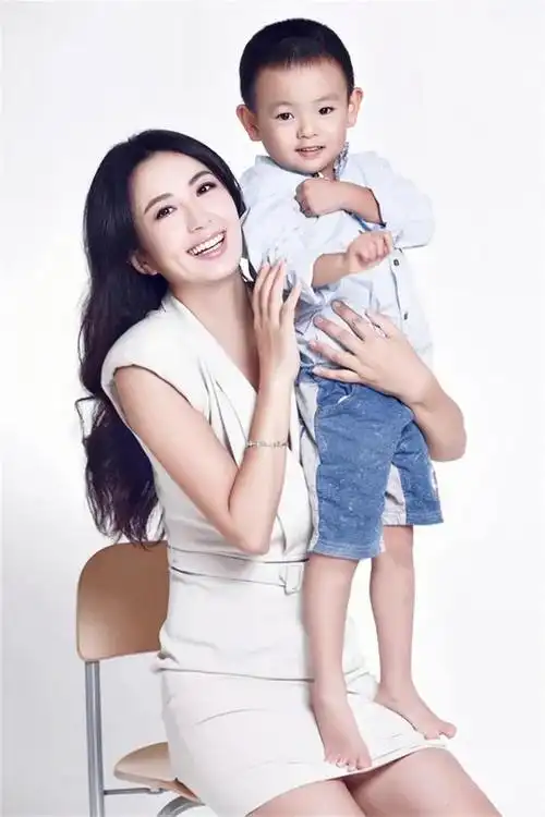 演员杨童舒:低调嫁圈外老公,恩爱13年生一子,被婆家宠成公主_网易订阅