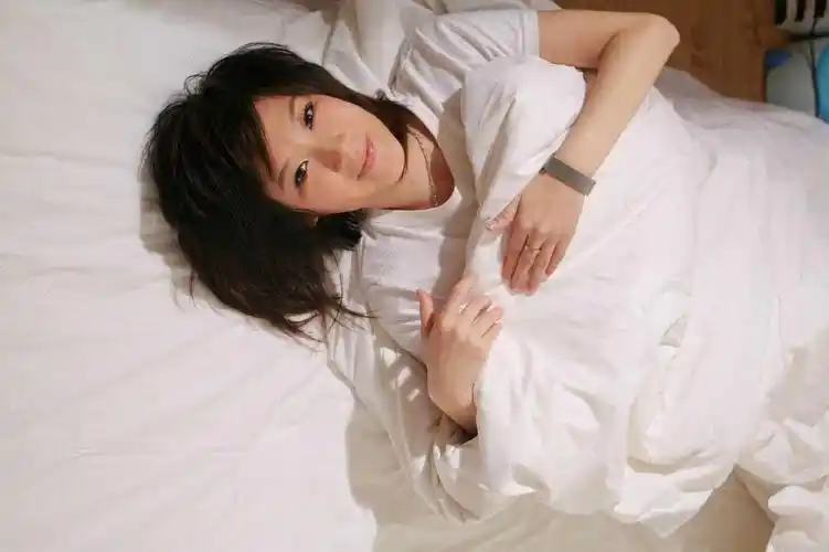 岳夏床上写真引人遐想_网易娱乐