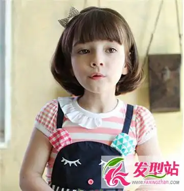 中短发可爱俏皮的蘑菇头发型,棕色的发色显得宝贝更像一位等待小王子