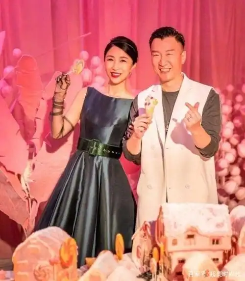 孙红雷罕见与妻子同框,红白配色太鲜明,女方身材比例不输模特