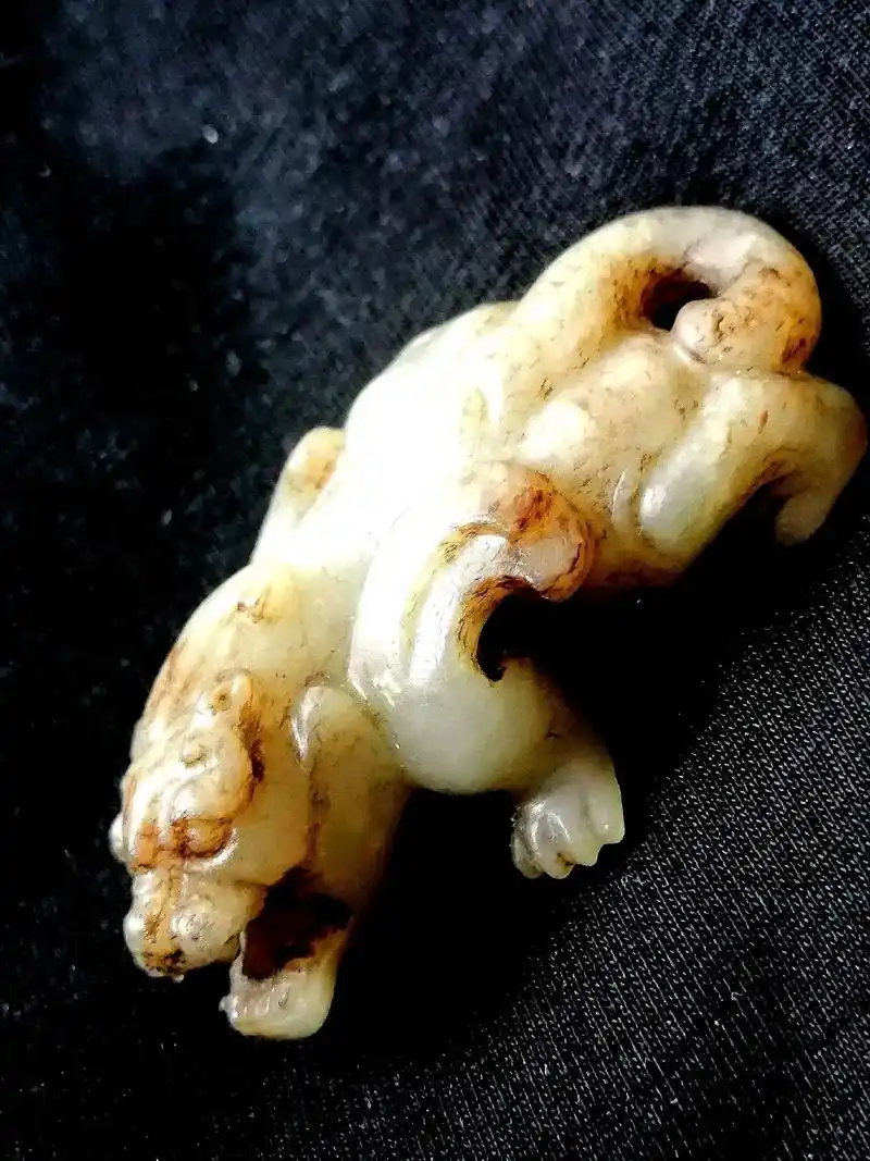 玉辟邪,小型圆雕件,尺寸虽小,确依然威猛异常,张口露齿,目光 - 抖音