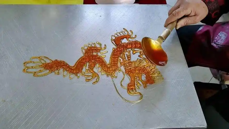 据张万俊介绍,糖画最早用于新年祭祖,因此每逢过年,都是糖画生意最好