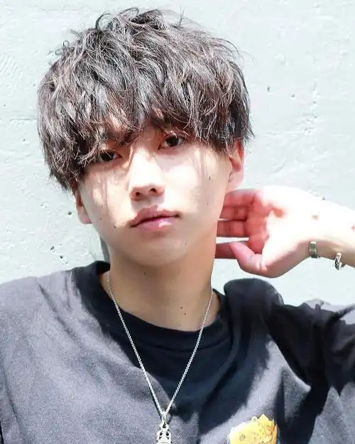 男士纹理烫发型图(今年最流行的男发型和颜色)(4)